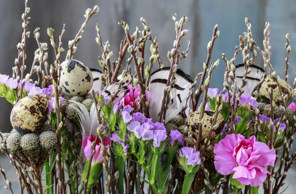 Arrangement floral avec œillets et chatons — Photo