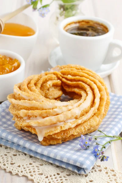 Churro donut vid frukostbordet — Stockfoto