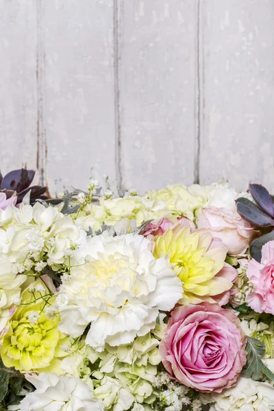 浪漫的花朵点缀的玫瑰、 大丽花、 霍滕西亚和 carnat — 图库照片
