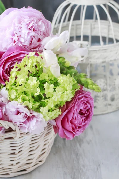 Blomsterarrangemang med rosa rosor, pioner och matthiola blomma — Stockfoto