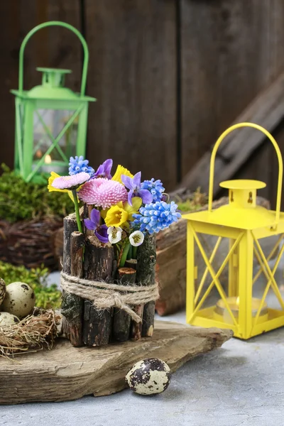 Jarní dekorace stolu s klacky a čerstvé květiny — Stock fotografie