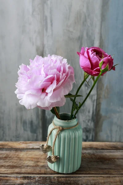 Rosa e peônia em vaso cerâmico — Fotografia de Stock
