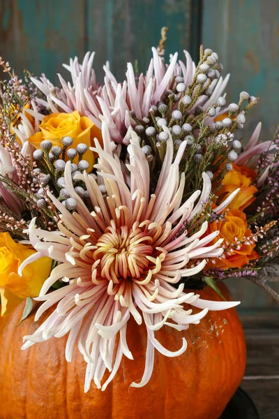 Blumenstrauß in Kürbis — Stockfoto