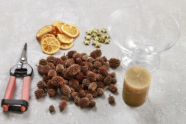 How to make candle holder decorated with cones and dried fruits. — Stock Photo, Image