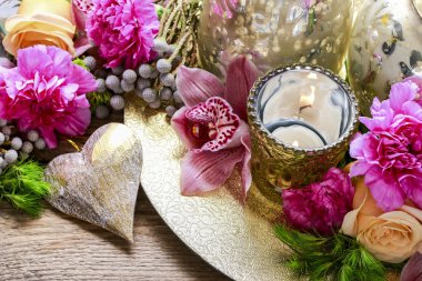 Orkide, gül ve karanfil çiçek aranjmanı.