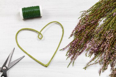 İş yerinde çiçekçi: heather (erica) kapı yapma adımları çelenk içinde 