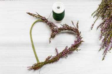 İş yerinde çiçekçi: heather (erica) kapı yapma adımları çelenk içinde 