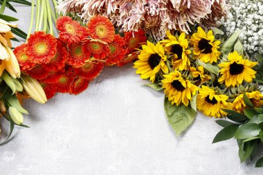 Çiçekler gri taş zemin, kopya alanı