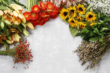 Çiçekler gri taş zemin, kopya alanı