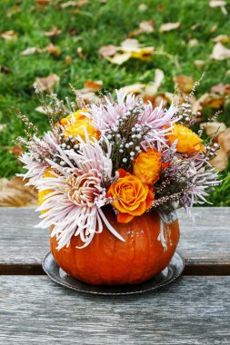 Buket çiçek balkabağı içinde