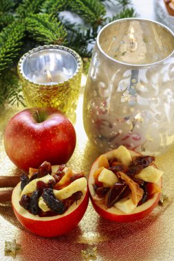 Kuruyemiş bal ile kırmızı Noel elma dolması