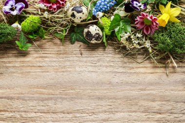 Çiçekler ve saman ahşap üzerine