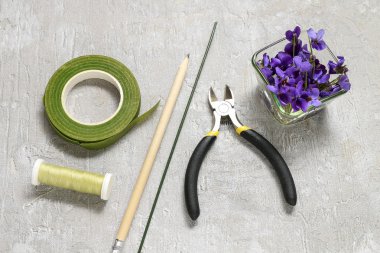 İş yerinde çiçekçi: viola odorata (Menekşe) çelenk yapma adımları 