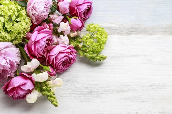 Buquê de flores. Espaço em branco para saudações . — Fotografia de Stock