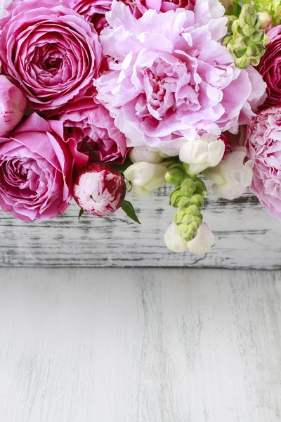 Blumenschmuck mit rosa Rosen, Pfingstrosen und Matthiola-Blüten — Stockfoto