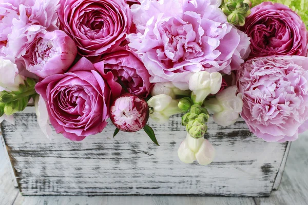 Arreglo floral con rosas rosadas, peonías y flor de mattiola — Foto de Stock