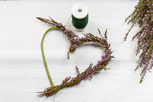 İş yerinde çiçekçi: heather (erica) kapı yapma adımları çelenk içinde 