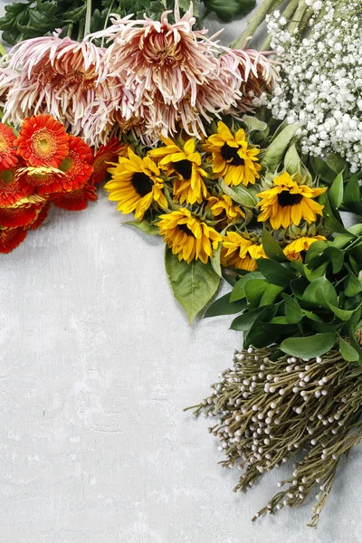 Çiçekler gri taş zemin, kopya alanı