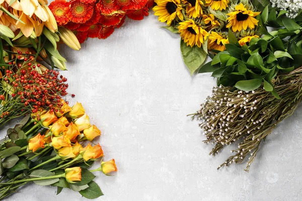 Çiçekler gri taş zemin, kopya alanı