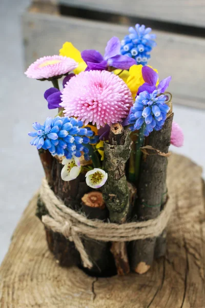 Lente tafeldecoratie met stokken en verse bloemen — Stockfoto