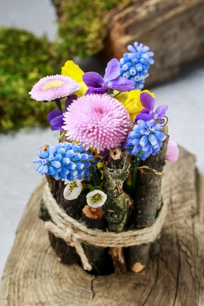 Lente tafeldecoratie met stokken en verse bloemen — Stockfoto