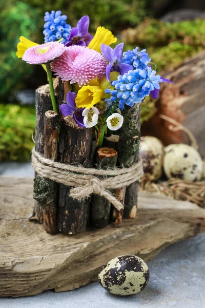Décoration de table de printemps avec bâtons et fleurs fraîches — Photo