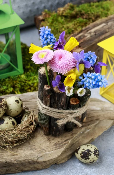 Décoration de table de printemps avec bâtons et fleurs fraîches — Photo
