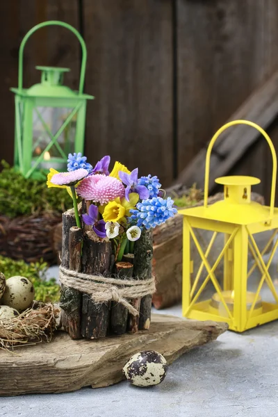 Decoração de mesa de primavera com paus e flores frescas — Fotografia de Stock