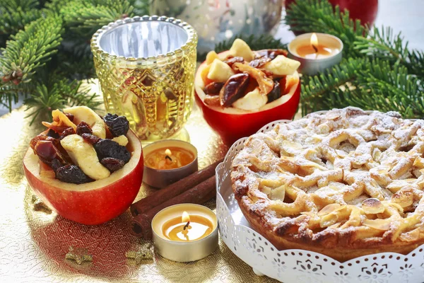 Apfelkuchen und gefüllte Äpfel auf dem Weihnachtstisch — Stockfoto