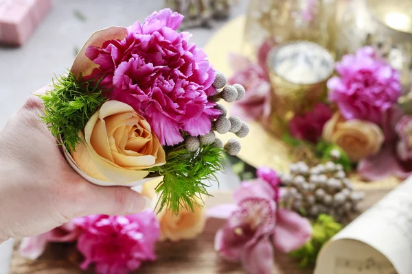 Bruiloft bloem cornetten met rozen en anjers — Stockfoto