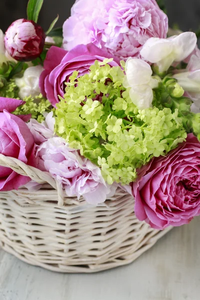 Blumenschmuck mit rosa Rosen, Pfingstrosen und Matthiola-Blüten — Stockfoto