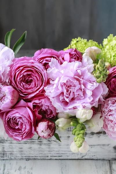 Blumenschmuck mit rosa Rosen, Pfingstrosen und Matthiola-Blüten — Stockfoto