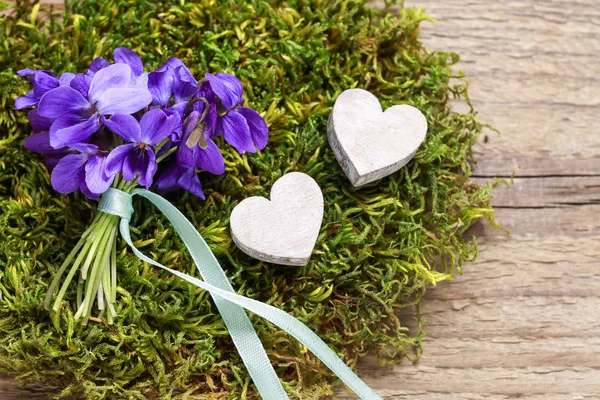 Bouquet of violets (viola odorata) on moss background — Stock Photo, Image