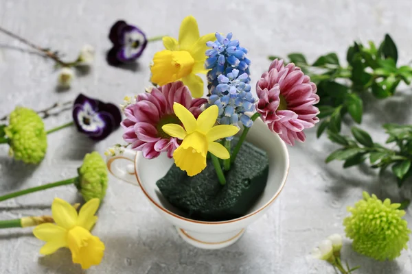 Cómo hacer arreglos florales dentro de la taza de cerámica vintage. — Foto de Stock