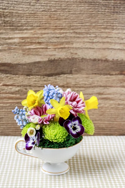 Floral arrangement inside vintage ceramic cup — Stock Photo, Image