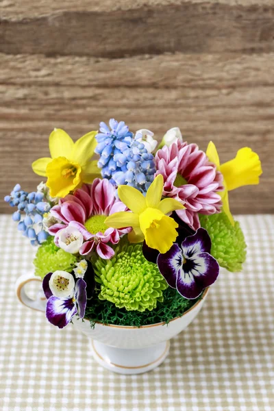 Arrangement floral intérieur vintage tasse en céramique — Photo