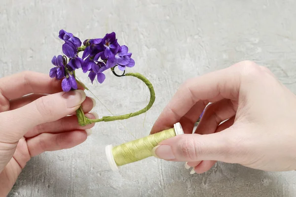 Florist at work: steps of making viola odorata (violets) wreath — Stock Photo, Image