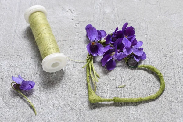 Floristería en el trabajo: pasos de hacer viola odorata (violetas) corona —  Fotos de Stock