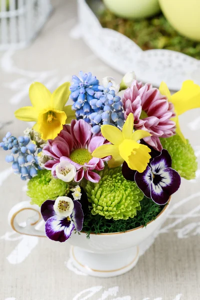 Arrangement floral intérieur vintage tasse en céramique — Photo