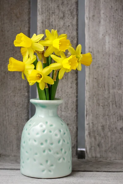 Kytice narcisů v keramické vázy — Stock fotografie