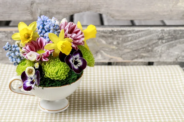 Blumenschmuck im Inneren Vintage Keramik Tasse — Stockfoto