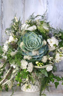 Sulu, Frezya ve yosun çiçek aranjmanı.