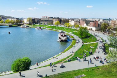 Krakow, Polonya - 17 Nisan 2016: Vistula Nehri Krakow, panora