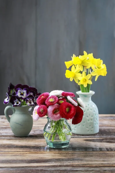 Bukett pansy blommor i vas, keramik, bukett av röda prästkragar — Stockfoto