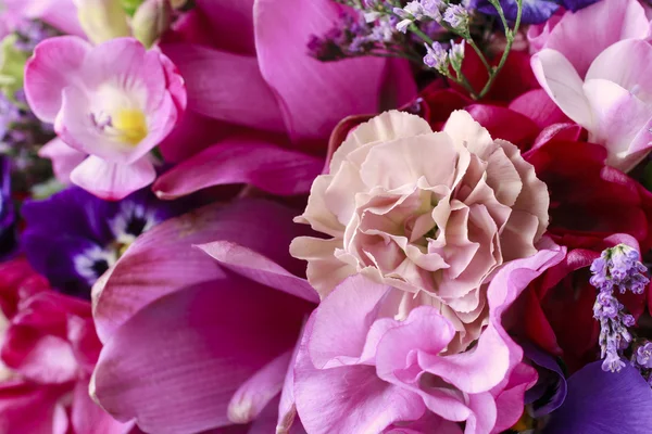 カーネーション、フリージア、パンジーの花の花束. — ストック写真