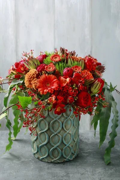 Red and orange bouquet with roses, gerberas, carnations and free — Stock Photo, Image