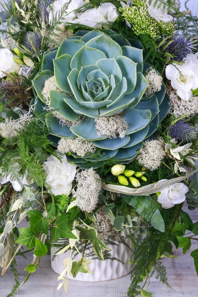 Arranjo floral com suculento, freesia e musgo . — Fotografia de Stock