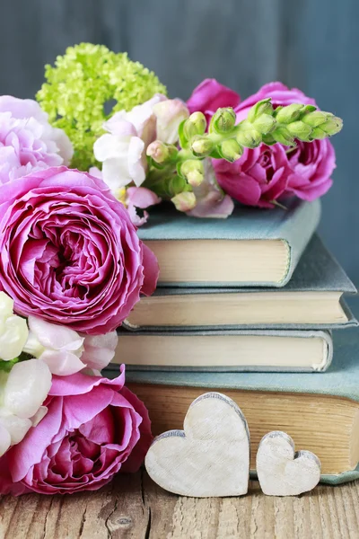 Régi könyvek és a csokor virág — Stock Fotó