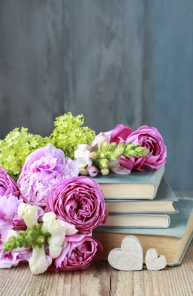 Livros velhos e buquê de flores — Fotografia de Stock
