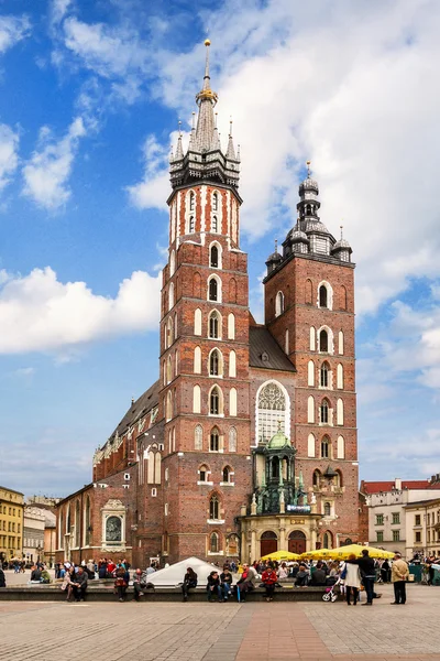 Krakkó, Lengyelország - április 17-én, 2016: Mariacki templomra, a mi templom — Stock Fotó